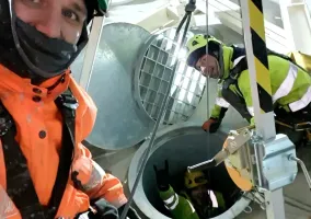 usuwanie-zanieczyszczen-z-dna-silosow-huta-guardian-02