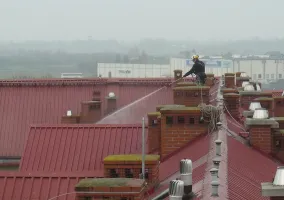 czyszczenie-dachu-z-blachy-budynku-wielorodzinnego-w-kostrzynie-01