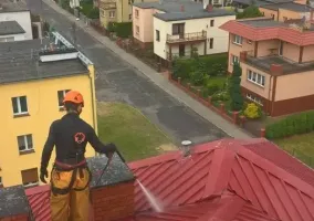 czyszczenie-dachu-z-blachy-budynku-wielorodzinnego-w-kostrzynie-03