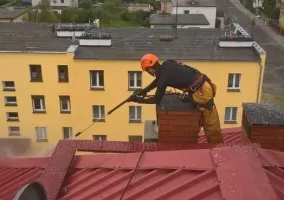 czyszczenie-dachu-z-blachy-budynku-wielorodzinnego-w-kostrzynie-04