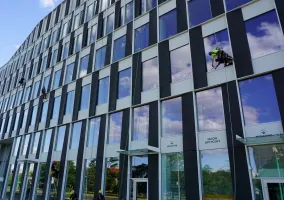 mycie-elewacji-biurowca-nowy-rynek-1-w-poznaniu-03