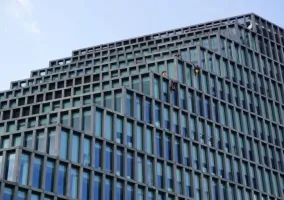 mycie-elewacji-wiezowca-baltyk-w-poznaniu-01