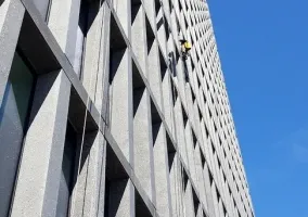 mycie-elewacji-wiezowca-baltyk-w-poznaniu-03