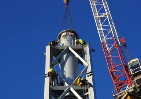 montaz-iglicy-na-budynku-varso-tower-w-warszawie-01