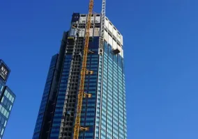 montaz-iglicy-na-budynku-varso-tower-w-warszawie-02