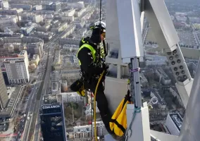 montaz-iglicy-na-budynku-varso-tower-w-warszawie-03