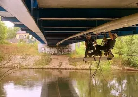 montaz-kolektora-pod-mostem-nad-rz-brda-01