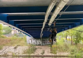 montaz-kolektora-pod-mostem-nad-rz-brda-03