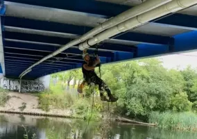 montaz-kolektora-pod-mostem-nad-rz-brda-04