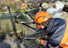 czesciowa-rozbiorka-komina-wraz-z-montazem-czapy-stalowej-puszczykowo-01