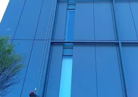 demontaz-wielkoformatowej-siatki-mesh-na-budynku-enea-s-a-w-poznaniu-01