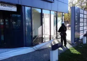 demontaz-wielkoformatowej-siatki-mesh-na-budynku-enea-s-a-w-poznaniu-02