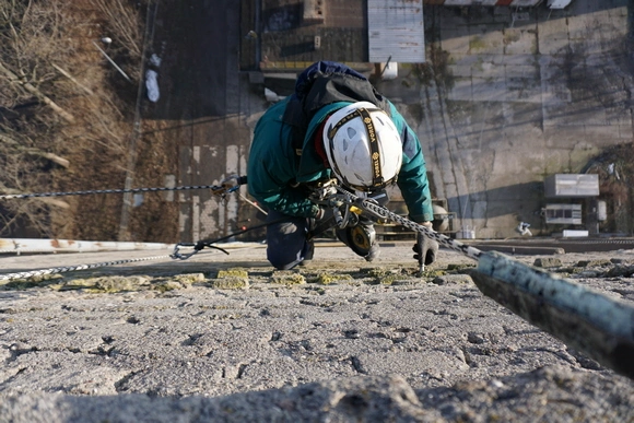 Montaże instalacji metodą dostępu linowego - zdjęcie