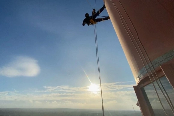 Prace montażowo-konstrukcyjne metodą dostępu linowego - zdjęcie