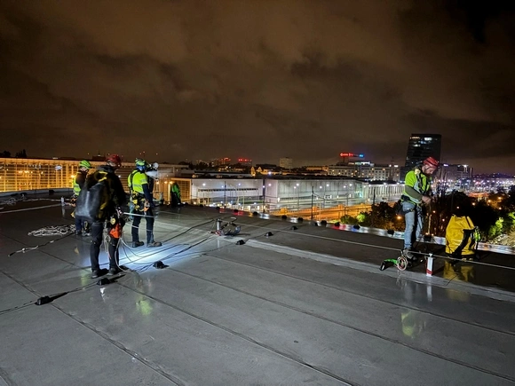 Przegląd dachu metodą dostępu linowego